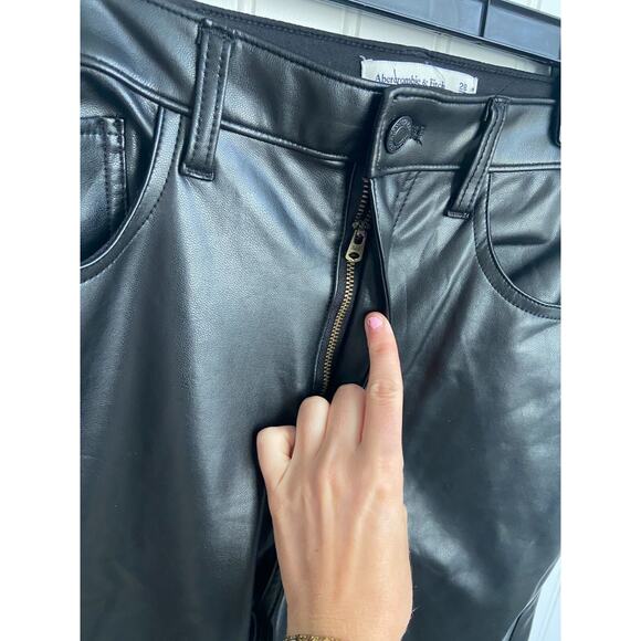 Abercrombie & Fitch 90s Straight Ultra High Rise Vegan Leather Pant Size 6 Black - Picture 3 of 5